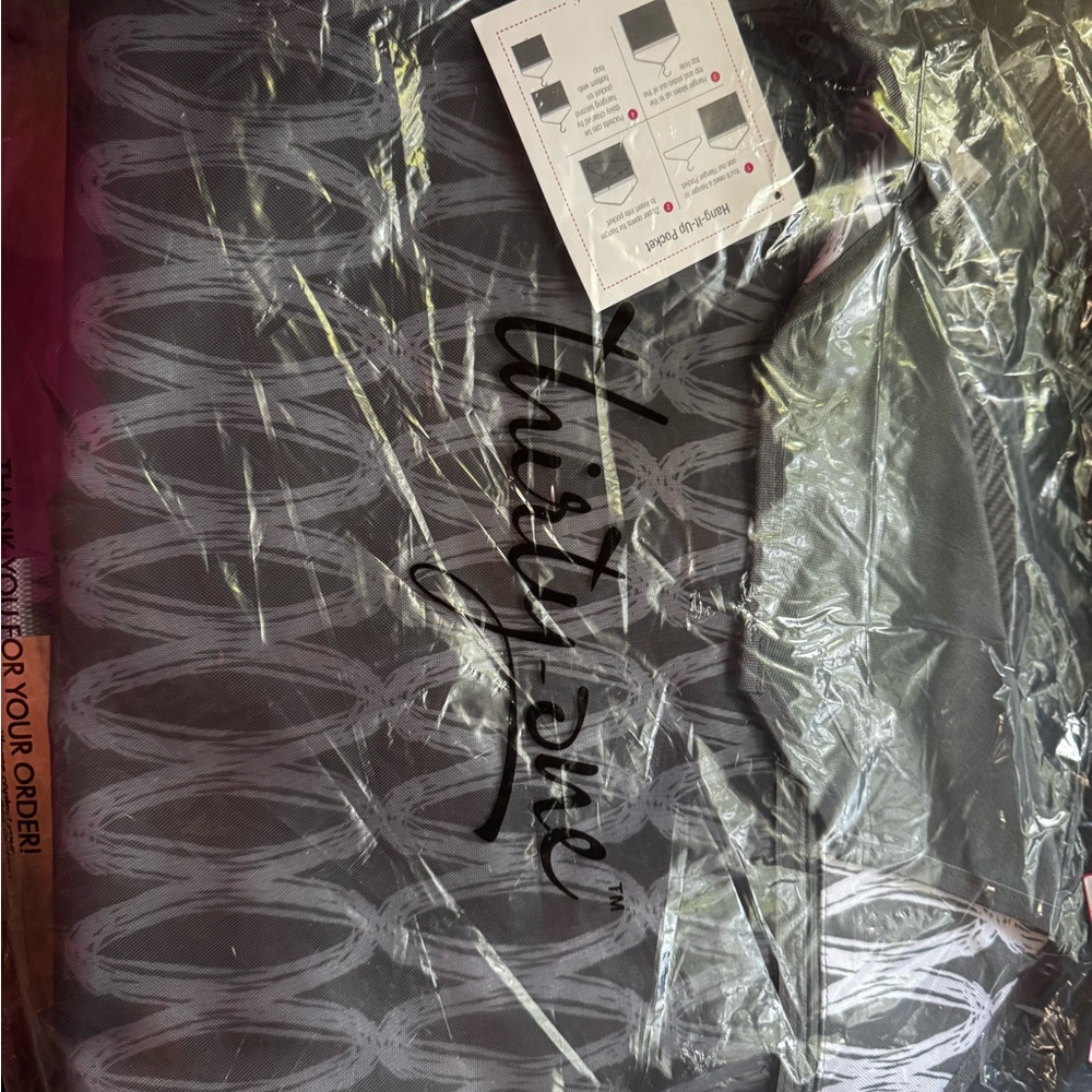 Thirty-One Hang it up pocket. Charcoal links